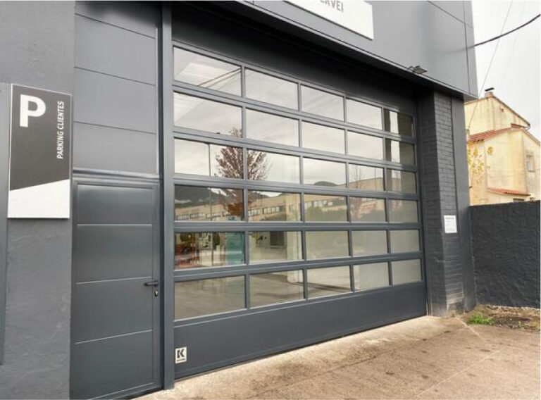 puerta seccional negra