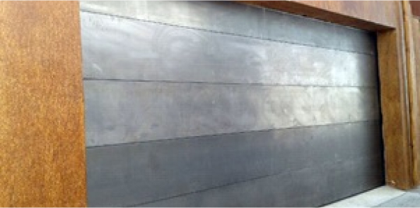 puerta seccional paneles forrados xapa corten