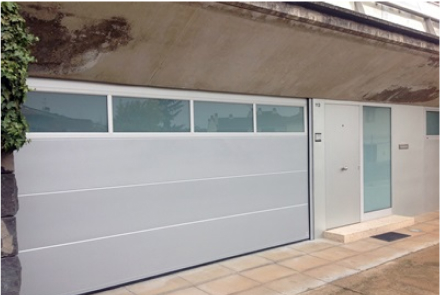 PUERTAS SECCIONALES ACRISTALADAS